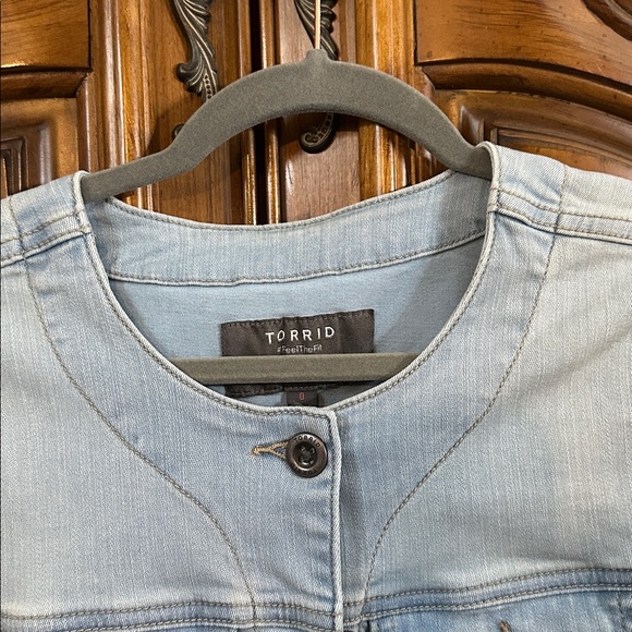 Torrid Like NEW Light Wash Cropped Collarless 3/4 sleeve Jean Jacket Medium - Picture 6 of 11